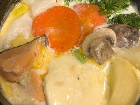 鮭とブロッコリーとチーズの洋風牛乳ちゃんこ鍋